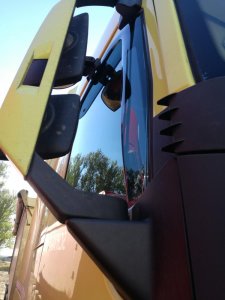 Volvo FH légterelő pár első ablakra, 2db